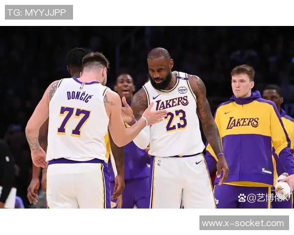 湖人大胜勇士，詹姆斯砍下三双表现力摧对手实力，意欲夺冠前途无量